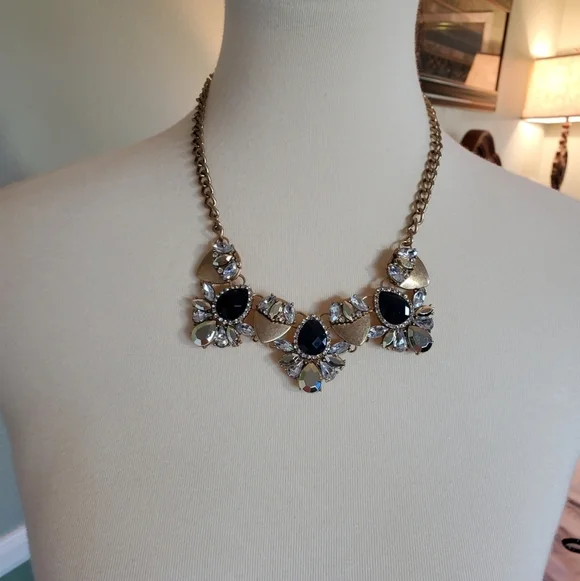 ViVI STATEMENT NECKLACE JEWELRY - Picture 2 of 4